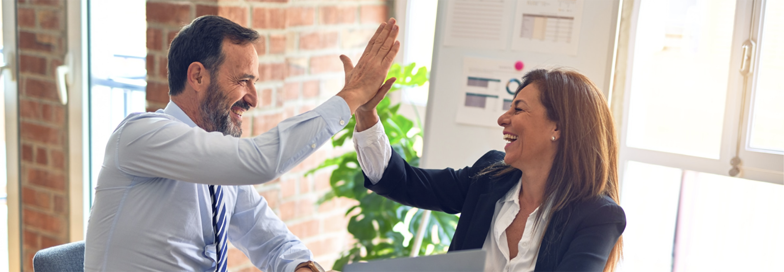 Dos personas en una oficina saludandose